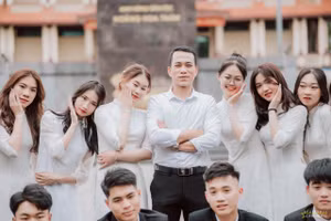 Thầy Trần Ngọc Điển, Trường THPT Yên Thế, tỉnh Bắc Ninh và học trò.