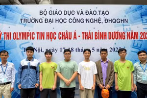 Từ trái sang phải: Thầy Đỗ Phan Thuận (Phó Trưởng đoàn); em Nguyễn Huy Phong, em Ninh Quang Thắng, em Lê Kiến Thành, em Nguyễn Xuân Chí Thanh, em Nguyễn Bùi Đức Dũng, em Đặng Huy Hậu và Thầy Đỗ Đức Đông (Trưởng đoàn).