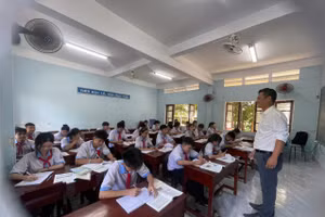 Thầy Trần Công Nhật cùng học sinh trong giờ học tại Trường THCS Phạm Văn Đồng (TP Huế).