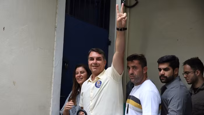 Thượng nghị sĩ Brazil Flavio Bolsonaro đến điểm bỏ phiếu trong vòng bầu cử tổng thống thứ hai ở Rio de Janeiro, ngày 25/10/2026.