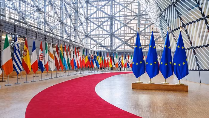 Cờ của 27 quốc gia thành viên EU tại trụ sở ở Brussels, Bỉ.