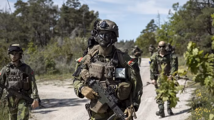 Binh sĩ Thụy Điển hành quân trên con đường đất trong một cuộc tập trận ở Gotland.