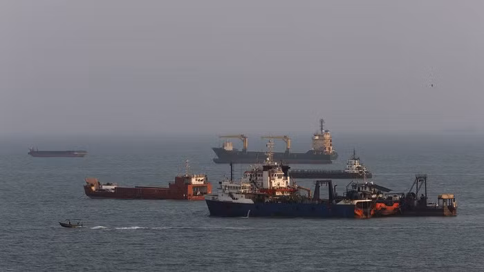 Các tàu thương mại đang di chuyển ở eo biển Hormuz.