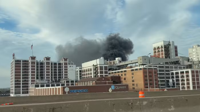 Những đám khói đen bốc lên tại nhà máy Quaker Oats ở Cedar Rapids, Iowa, Mỹ, ngày 24/10/2026.