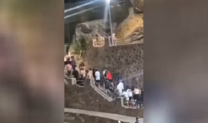 Cư dân Ceuta biểu tình, phá dỡ các trại của người di cư, ngày 27/8/2026.
