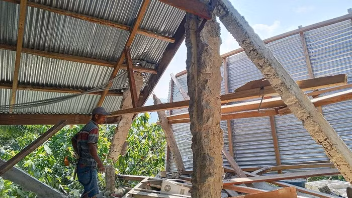 Ngôi nhà bị sập sau trận động đất mạnh 7,7 độ richter xảy ra ở Indonesia, ngày 15/8/2026.
