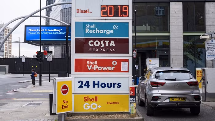 Giá xăng không chì và dầu diesel tại một trạm xăng ở London, Anh, ngày 24/10/2026. 