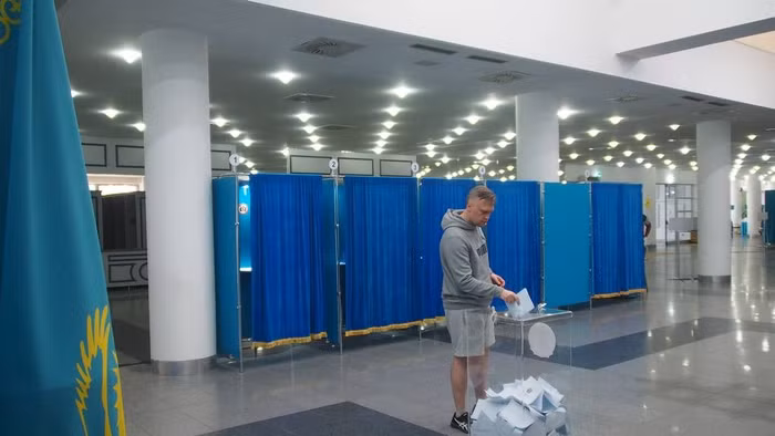 Cử tri đi bỏ phiếu tại một điểm bỏ phiếu ở thành phố Almaty, Kazakhstan, ngày 23/8.