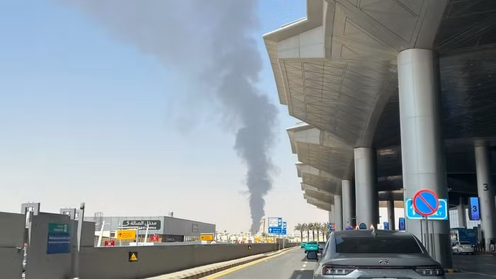 Một cột khói bốc lên ở khu vực gần Sân bay Quốc tế King Khalid ở Riyadh, Saudi Arabia, ngày 19/9/2026.