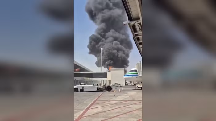 Cột khói đen bốc cao sau cuộc tấn công của Houthi nhằm vào sân bay quốc tế King Khalid ở Riyadh, Saudi Arabia, ngày 8/10/2026.