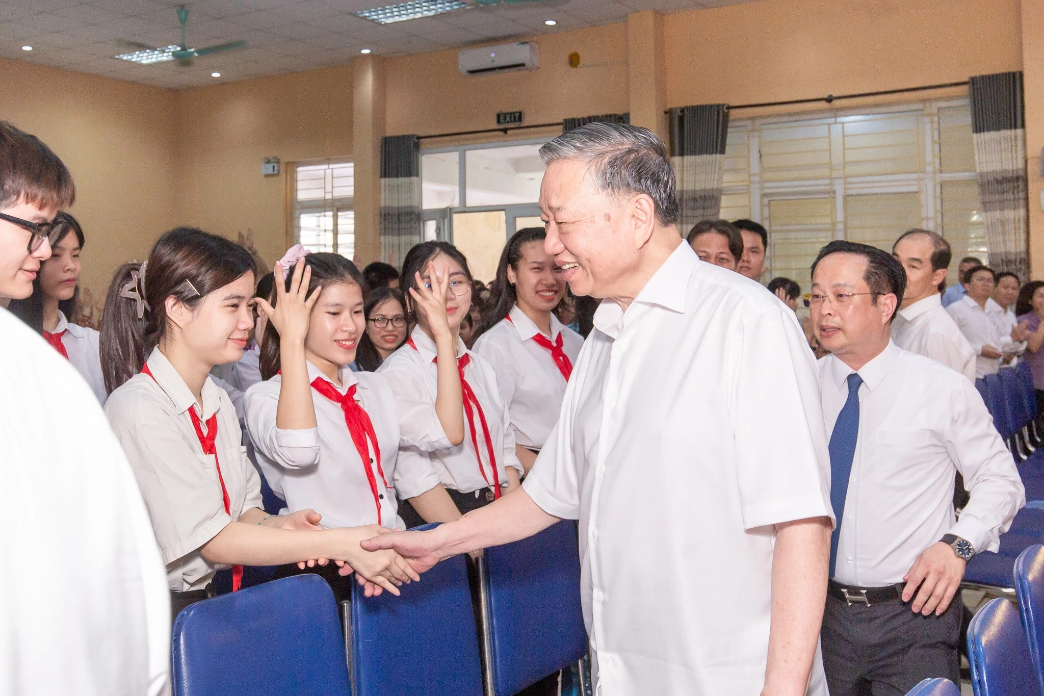 Tổng Bí thư Tô Lâm ân cần hỏi thăm các em học sinh.