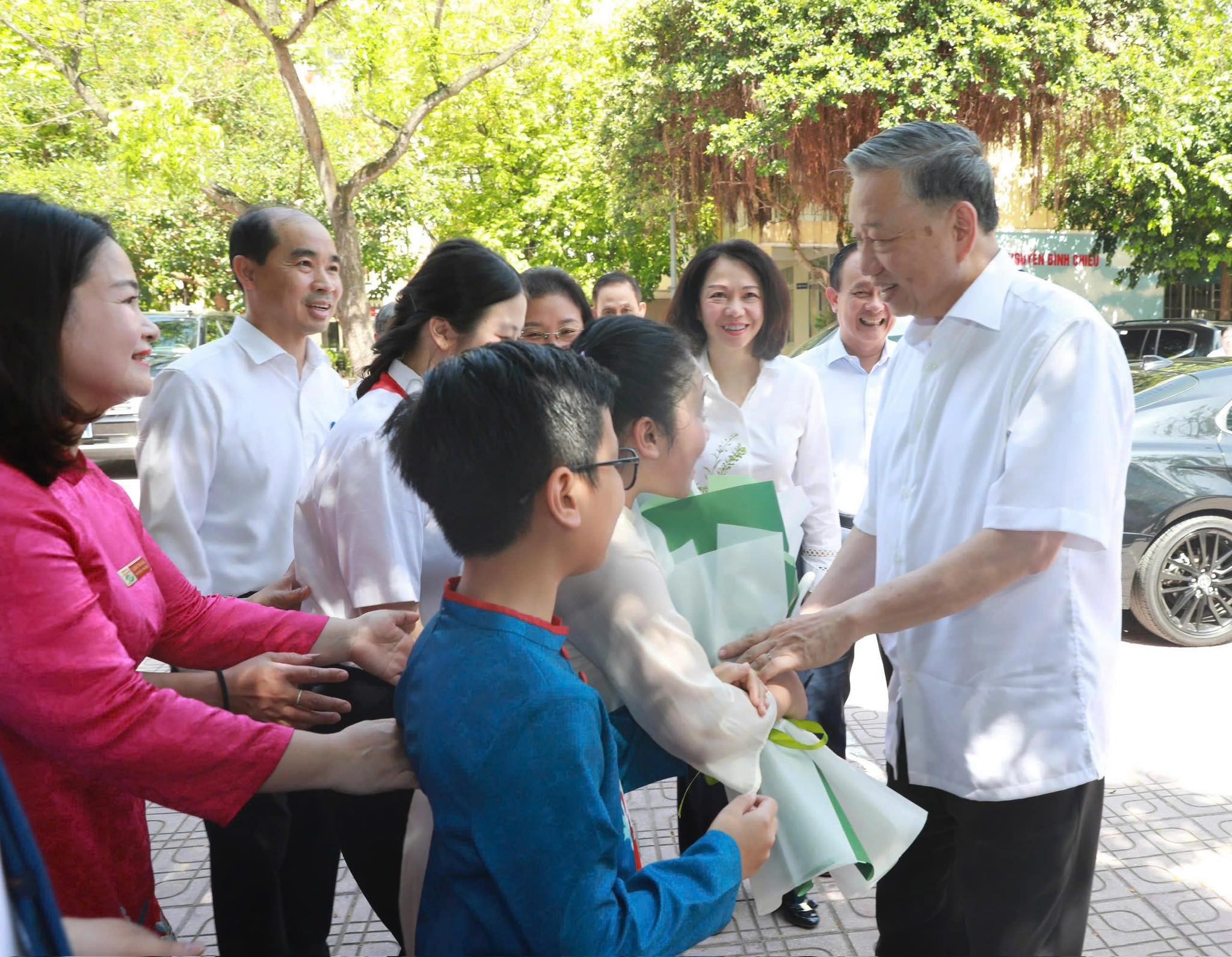 Tổng Bí thư Tô Lâm trò chuyện cùng các thầy cô giáo và các em học sinh. Ảnh: Văn Hiếu. 502901623-1107994391370354-149328137488715062-n.jpg