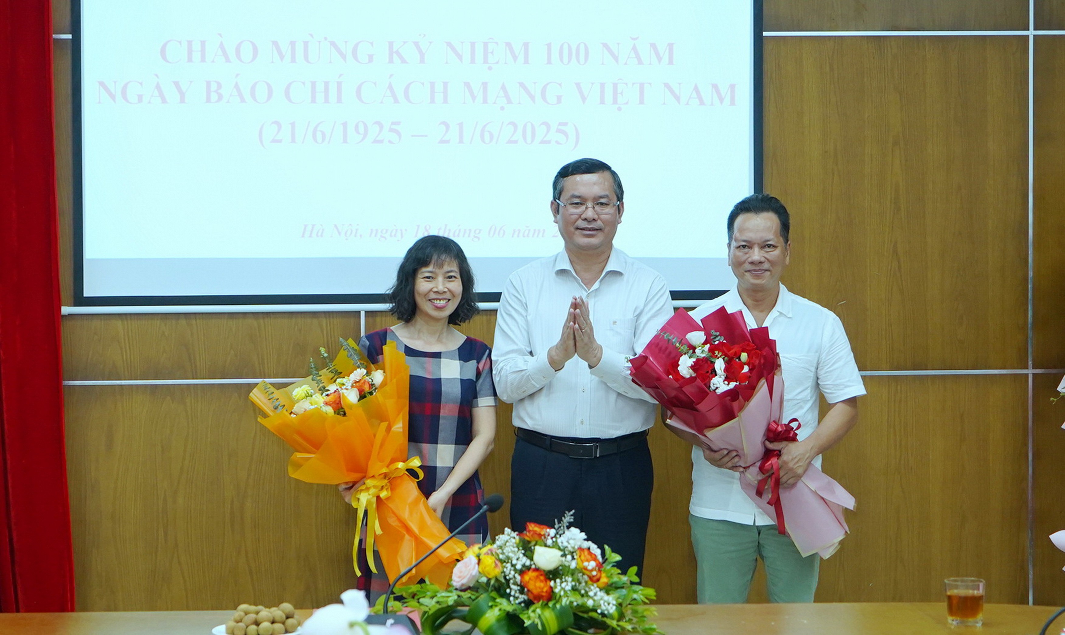 Thứ trưởng Nguyễn Văn Phúc tặng hoa chúc mừng các cá nhân được nhận kỷ niệm chương Vì sự nghiệp giáo dục. dsc09201.jpg