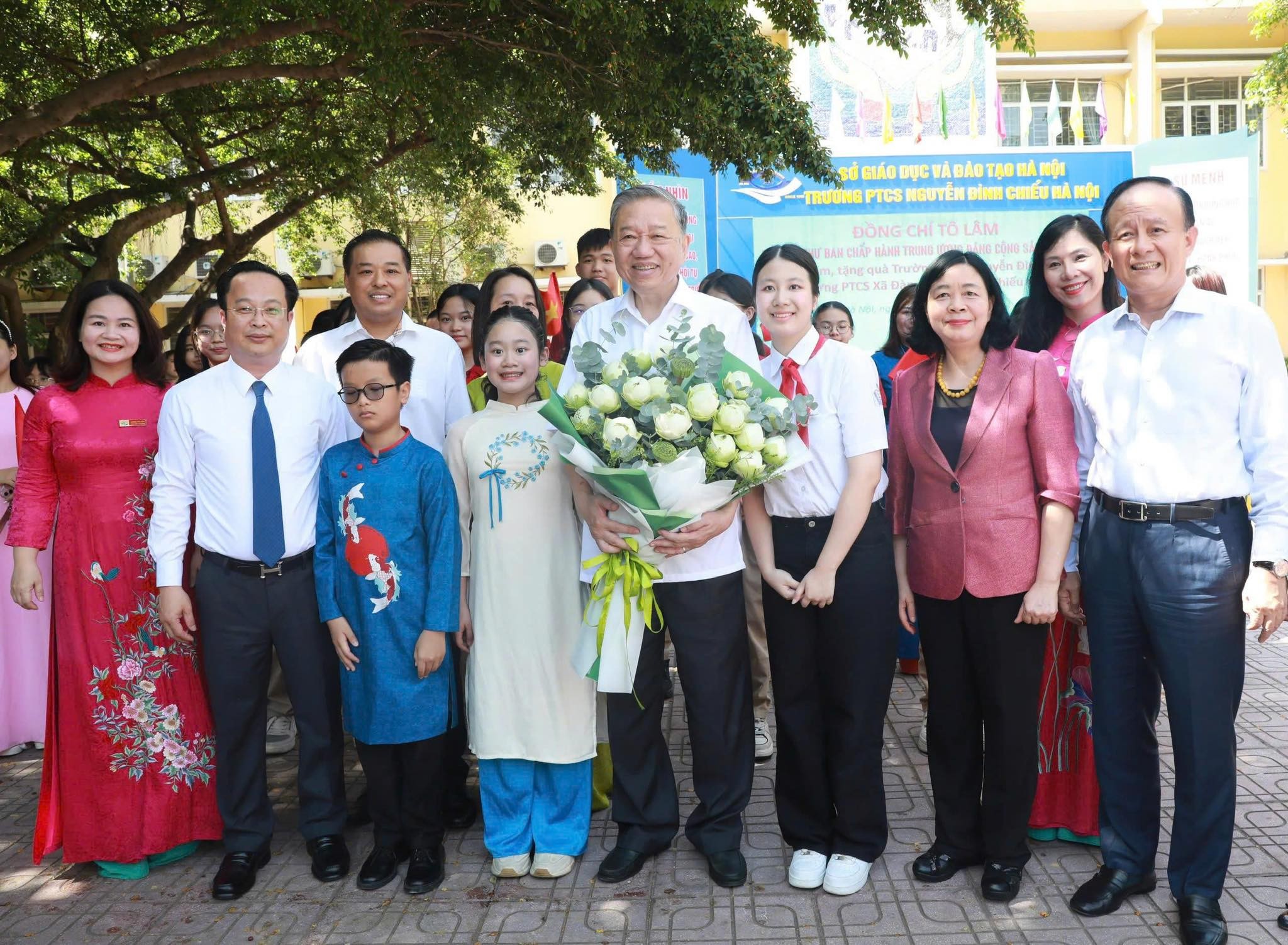 Các em học sinh Trường PTCS Nguyễn Đình Chiểu tặng hoa bác Tổng Bí thư. Ảnh: Văn Hiếu. 503275310-1107994541370339-3345285981793311390-n.jpg