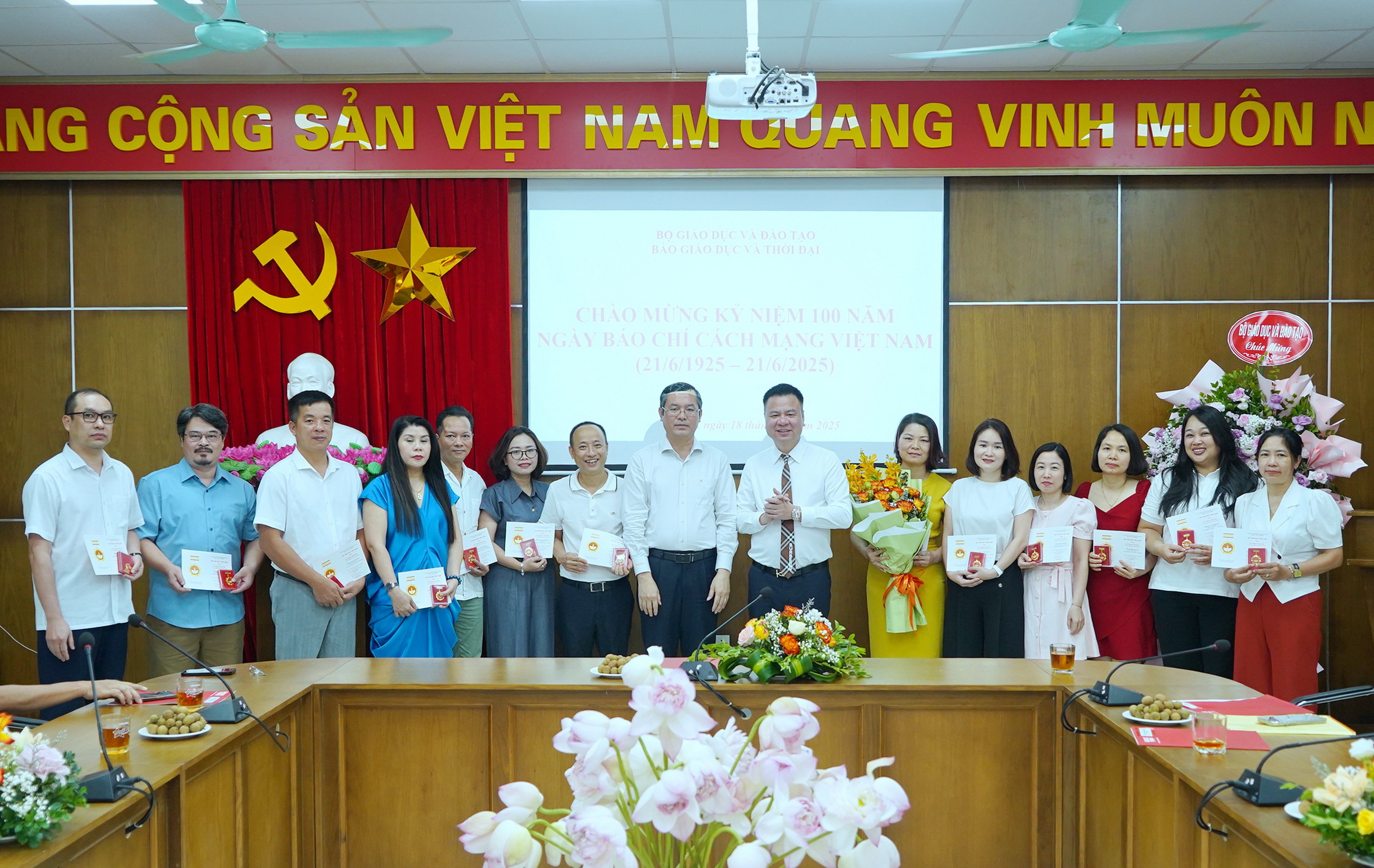 Thứ trưởng Nguyễn Văn Phúc trao kỷ niệm chương Vì sự nghiệp báo chí năm 2025 cho các cá nhân. dsc09248.jpg