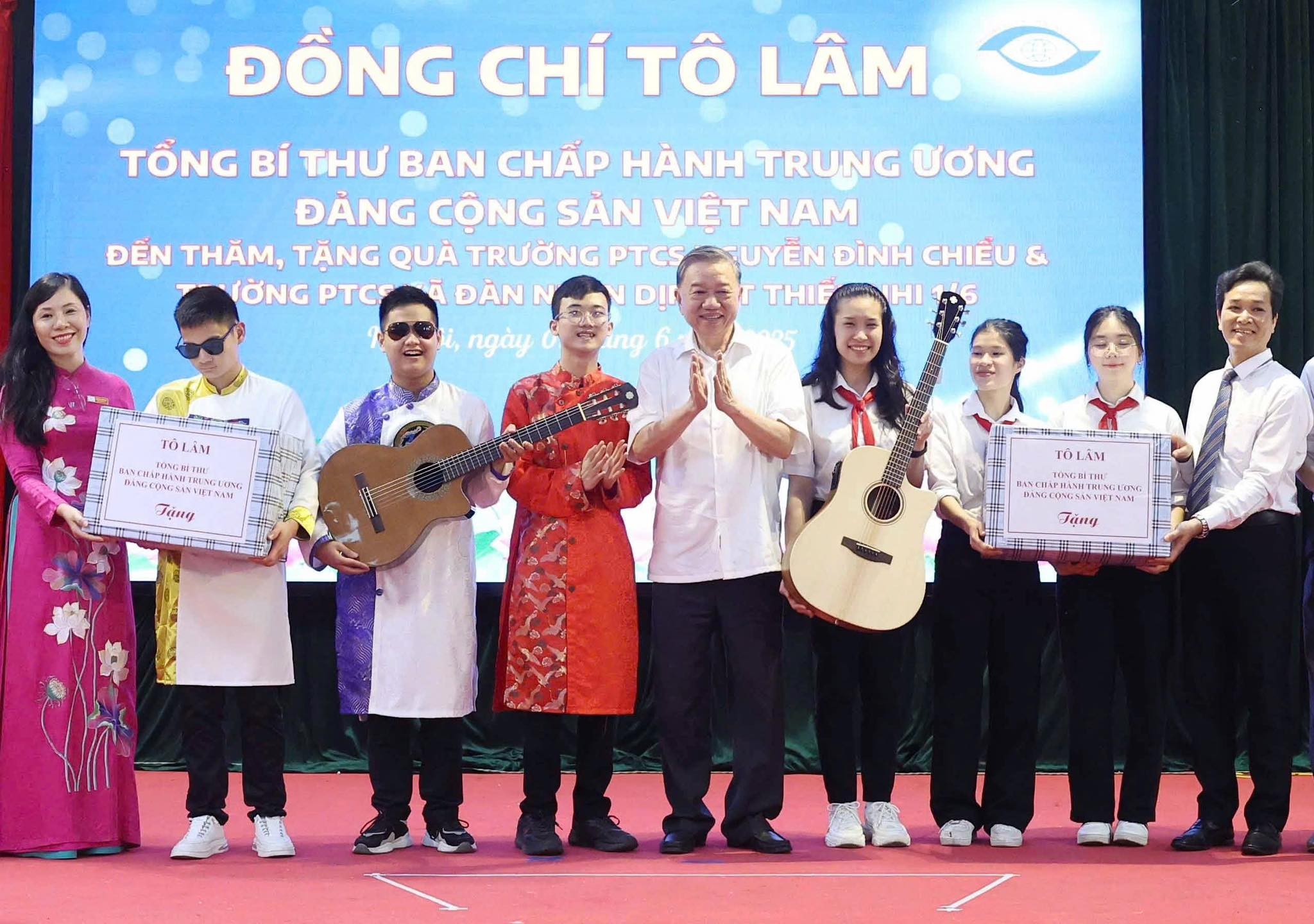 Tổng Bí thư Tô Lâm tặng quà cho các học sinh. Ảnh: Văn Hiếu. 502927457-1511602956630345-4903327189456670739-n.jpg