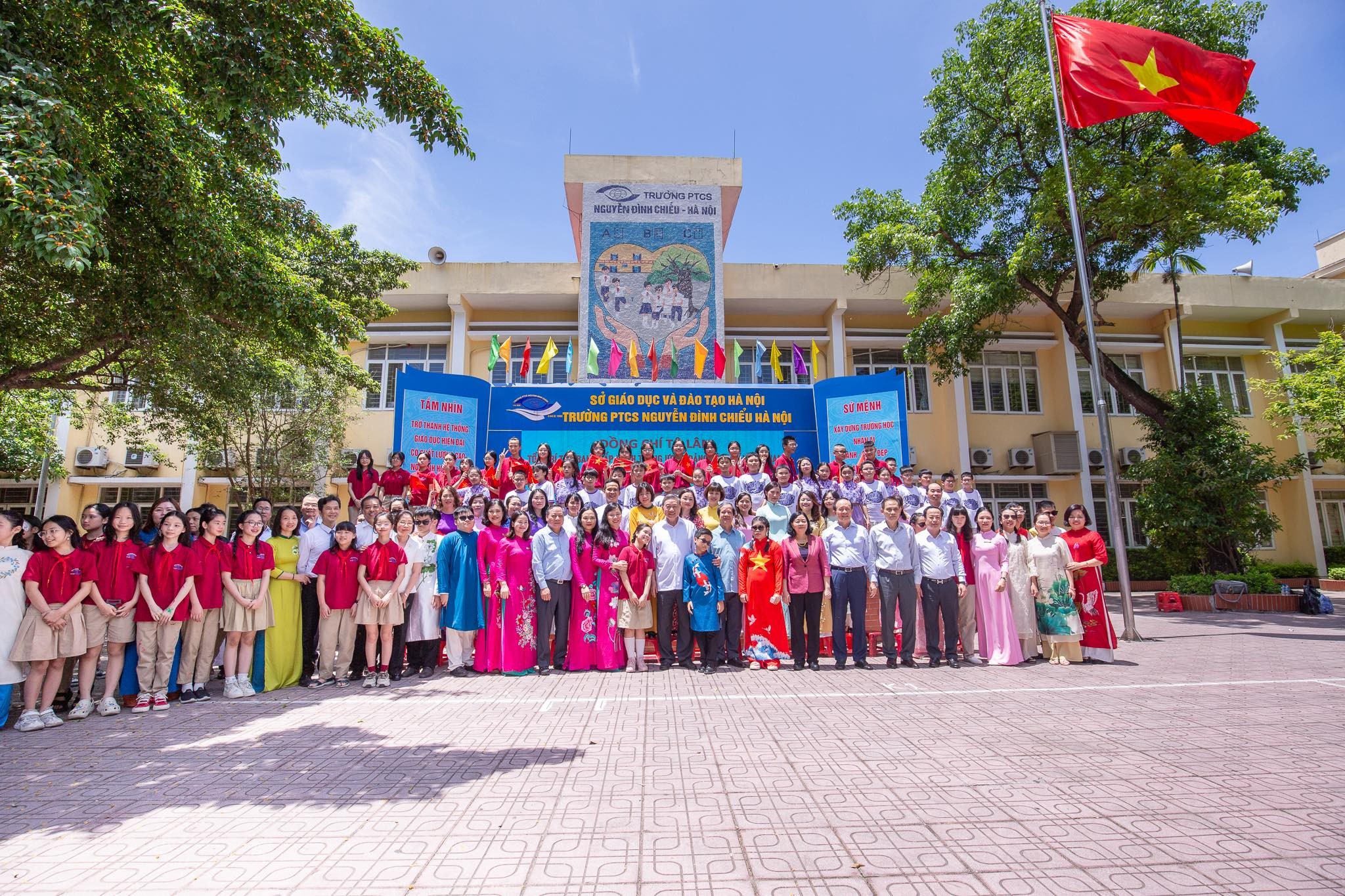 Tổng Bí thư Tô Lâm cùng các đại biểu chụp ảnh lưu niệm cùng các thầy cô giáo, các em học sinh. 501067197-4157869351159698-9145369844170166424-n.jpg