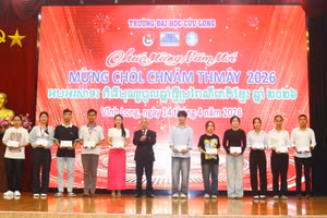 Nhà giáo ưu tú, PGS.TS Lương Minh Cừ - Bí thư Đảng ủy, Hiệu trưởng Trường ĐH Cửu Long khen thưởng SV dân tộc Khmer.