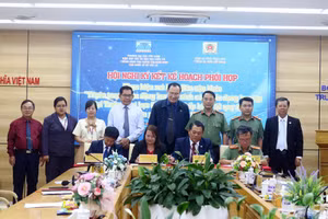 Nghi thức lễ ký kết giữa các đơn vị.