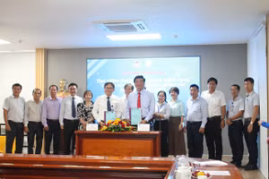 Lãnh đạo Sở GD&ĐT TP Cần Thơ và VNPT Cần Thơ ký kết thỏa thuận hợp tác tăng cường ứng dụng CNTT và chuyển đổi số trong GD&ĐT.