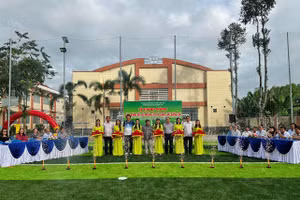 Khánh thành sân bóng đá cỏ nhân tạo tại Trường THCS thị trấn Thới Lai.