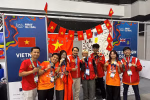 Nguyễn Trang Bảo Thy, nữ sinh Trường THPT FPT Cần Thơ (thứ ba từ trái sang) đại diện thi trực tiếp tại First Global Challenge ở Panama.