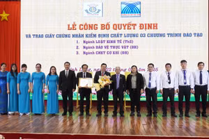 Trao chứng nhận đạt chuẩn kiểm định CTĐT ngành Thạc sĩ Luật kinh tế cho Khoa Luật và Khoa Sau đại học.