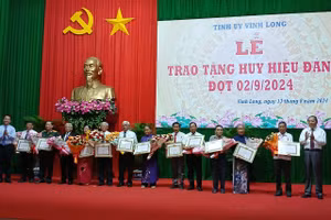 Lãnh đạo tỉnh Vĩnh Long chụp ảnh lưu niệm cùng với đảng viên nhận Huy hiệu 50 năm tuổi Đảng. 