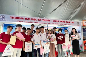 Học sinh THPT quan tâm các ngành đào tạo của Trường ĐH Kỹ thuật - Công nghệ Cần Thơ.