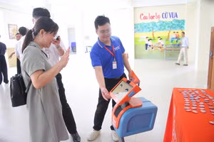 Cán bộ, giáo viên trải nghiệm tại Ngày hội.