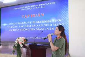 Báo cáo viên Công an TP Cần Thơ báo cáo tại buổi tập huấn.