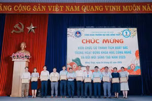 Lãnh đạo Trường chúc mừng viên chức có thành tích xuất sắc trong nghiên cứu khoa học và đổi mới sáng tạo năm 2025.