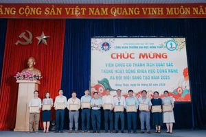 Lãnh đạo Trường chúc mừng viên chức có thành tích xuất sắc trong nghiên cứu khoa học và đổi mới sáng tạo năm 2025.