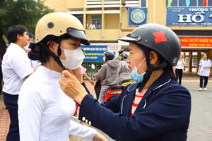 Thí sinh cùng phụ huynh tại điểm thi Trường THPT Hồ Thị Kỷ, TP Cà Mau (tỉnh Cà Mau).