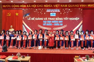 Lãnh đạo Trường ĐH Cửu Long trao bằng tốt nghiệp cho tân cử nhân hệ đại học chính quy.