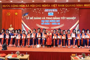 Lãnh đạo Trường ĐH Cửu Long trao bằng tốt nghiệp cho tân cử nhân hệ đại học chính quy.