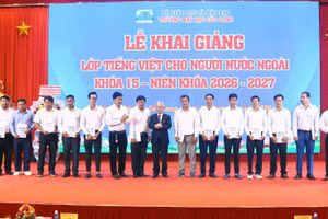 Nhà giáo ưu tú, PGS.TS Lương Minh Cừ - Bí thư Đảng ủy, Hiệu trưởng Trường ĐH Cửu Long tặng sách Tiếng Việt cơ sở cho lưu học sinh.