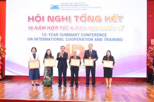 Thứ trưởng Bộ GD&ĐT Nguyễn Văn Phúc trao Bằng khen của Bộ GD&ĐT cho các tập thể, cá nhân Trường ĐH Cửu Long có thành tích xuất sắc trong hợp tác và đào tạo quốc tế giai đoạn 2015 - 2025.