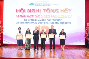 Thứ trưởng Bộ GD&ĐT Nguyễn Văn Phúc trao Bằng khen của Bộ GD&ĐT cho các tập thể, cá nhân Trường ĐH Cửu Long có thành tích xuất sắc trong hợp tác và đào tạo quốc tế giai đoạn 2015 - 2025.