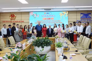 Lãnh đạo Trường ĐH Cửu Long và đại biểu chụp ảnh lưu niệm cùng lưu học sinh.