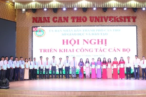 Lãnh đạo Sở GD&ĐT TP Cần Thơ trao Quyết định bổ nhiệm, điều động Hiệu trưởng, Phó Hiệu trưởng các trường THPT.