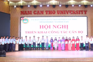 Lãnh đạo Sở GD&ĐT TP Cần Thơ trao Quyết định bổ nhiệm, điều động Hiệu trưởng, Phó Hiệu trưởng các trường THPT.