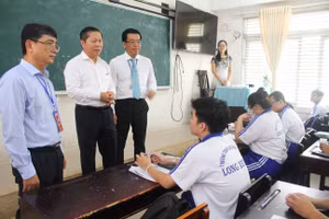 Thứ trưởng Bộ GD&ĐT Lê Tấn Dũng động viên thầy trò lớp 12 Trường THPT Long Xuyên (TP Long Xuyên, tỉnh An Giang). Ảnh: Quốc Ngữ