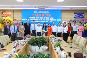 Lãnh đạo tỉnh Vĩnh Long thăm và chúc mừng Trường ĐH Cửu Long nhân Ngày Nhà giáo Việt Nam.