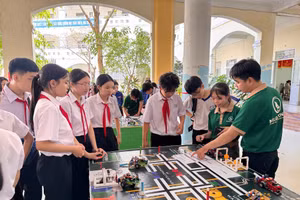 Học sinh Trường THCS Đoàn Thị Điểm tham gia Cuộc thi STEM Robotics với chủ đề “Robot hỗ trợ trường học”.