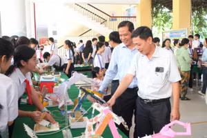 Đại biểu tham quan các gian hàng STEM của học sinh.