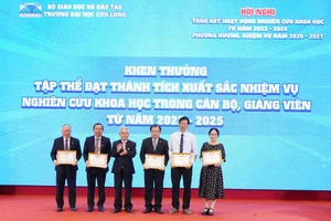 PGS.TS Lương Minh Cừ - trao giấy khen cho tập thể hoàn thành xuất sắc nhiệm vụ nghiên cứu khoa học cấp cơ sở.