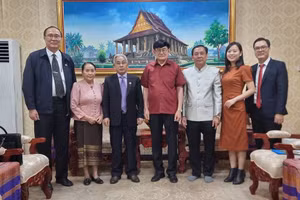 Đại biểu chụp ảnh lưu niệm tại buổi thăm và chúc Tết Bunpimay tại Bộ Giáo dục và Thể thao Lào.