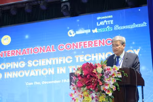 GS.TS Trần Công Luận, Hiệu trưởng Trường ĐH Tây Đô phát biểu khai mạc Hội nghị.