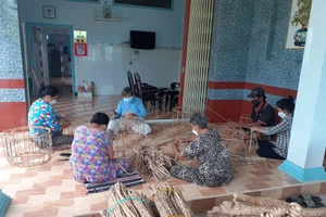 Nghề đan lục bình giúp nhiều hộ gia đình nông thôn có thêm thu nhập, ổn định cuộc sống.
